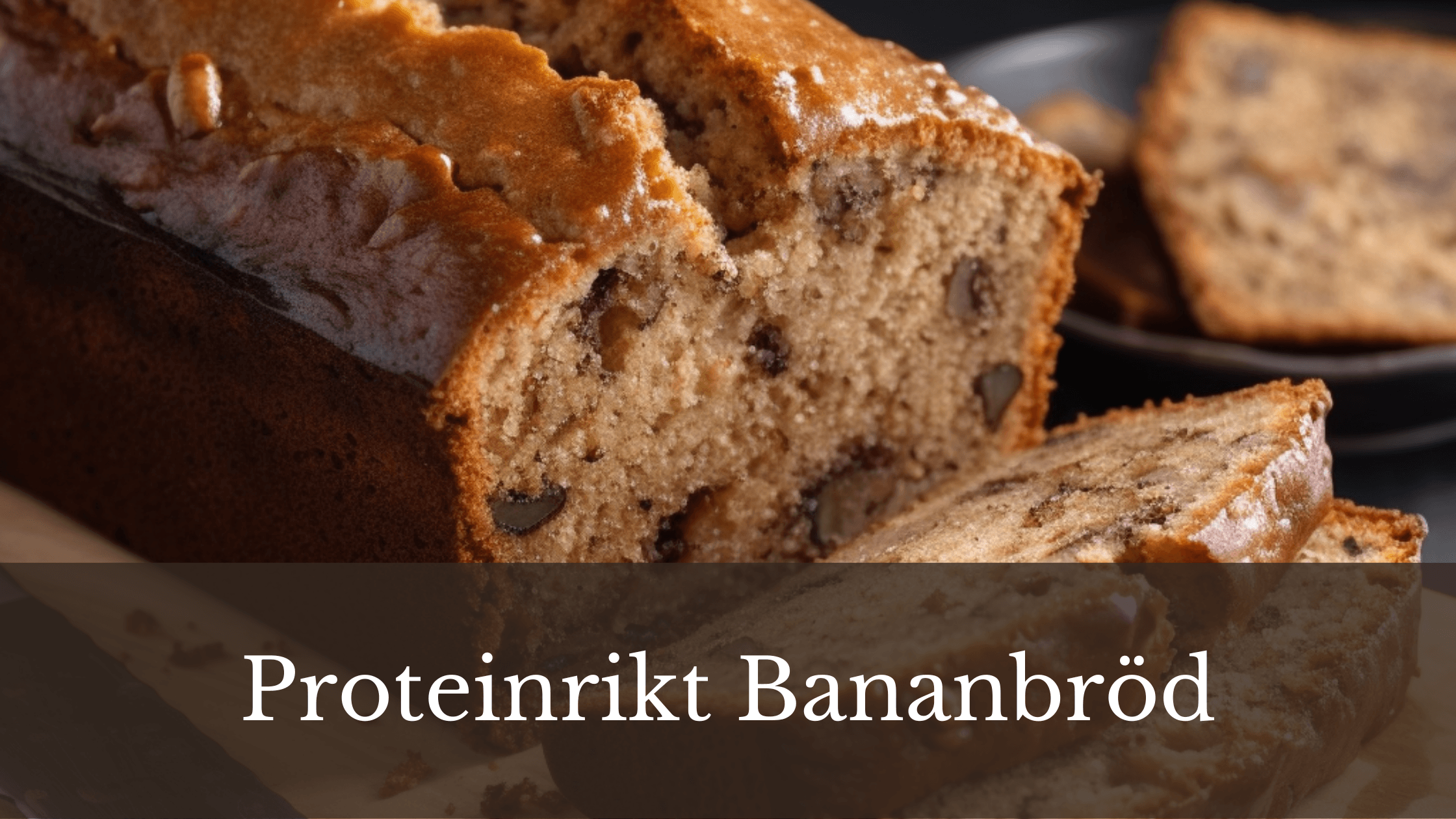 Nybakt bananbröd på en skärbräda