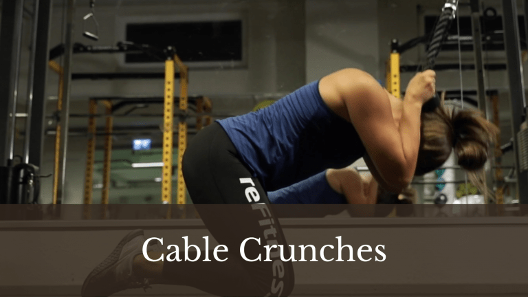 Tjej utför cable crunches på gym