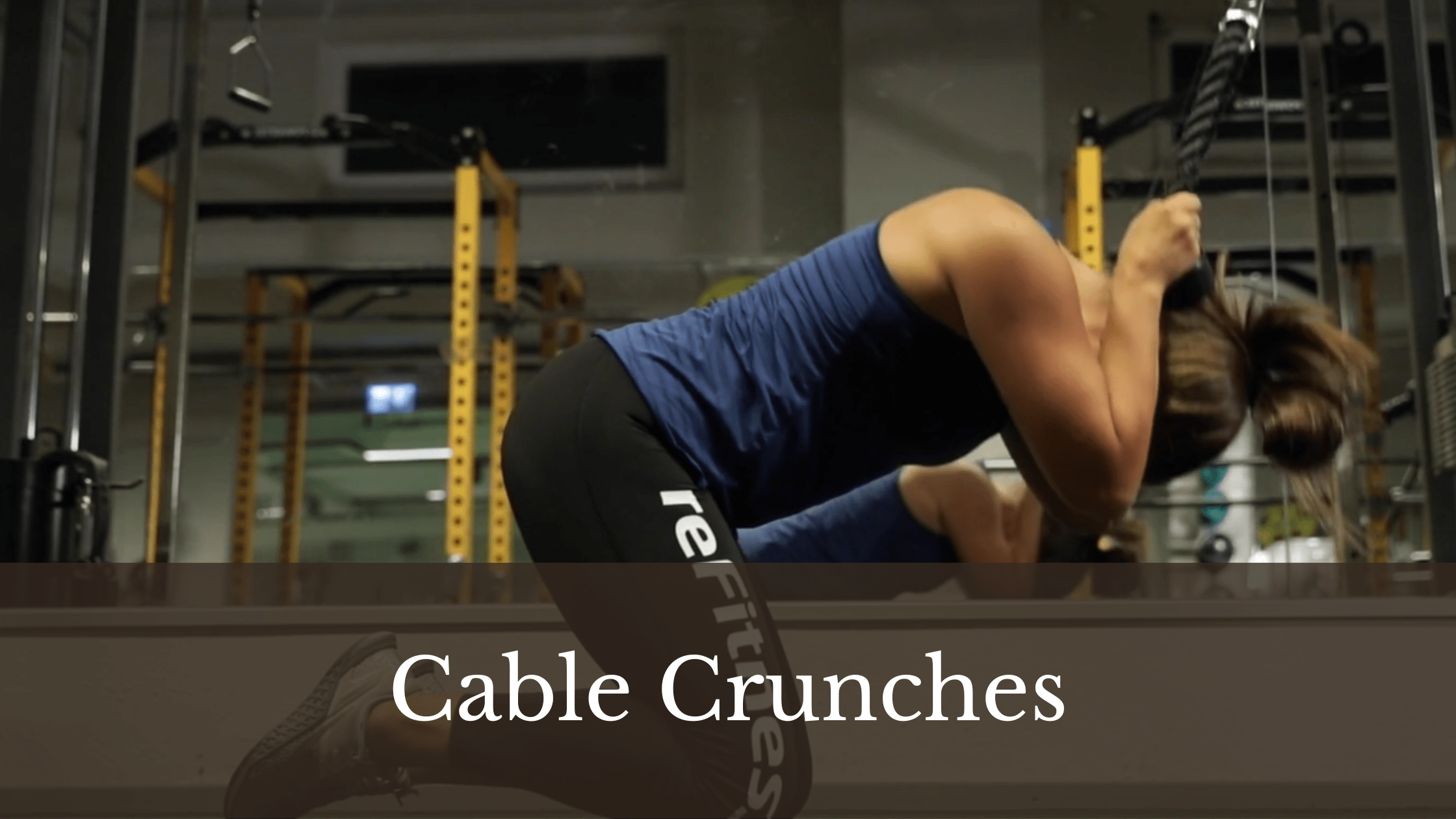 Tjej utför cable crunches på gym