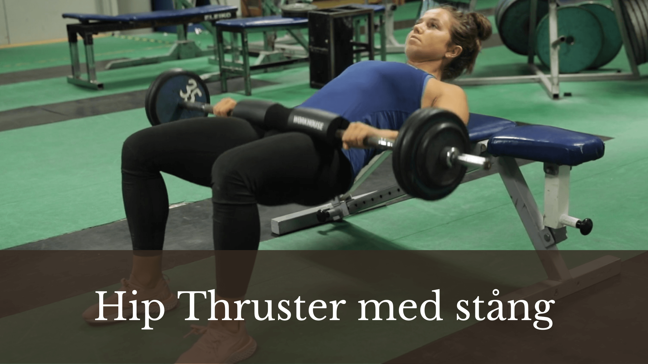 Tjej utför hip thruster med stång