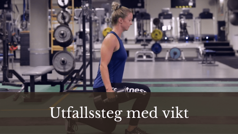 Tjej som utför utfallssteg med vikt