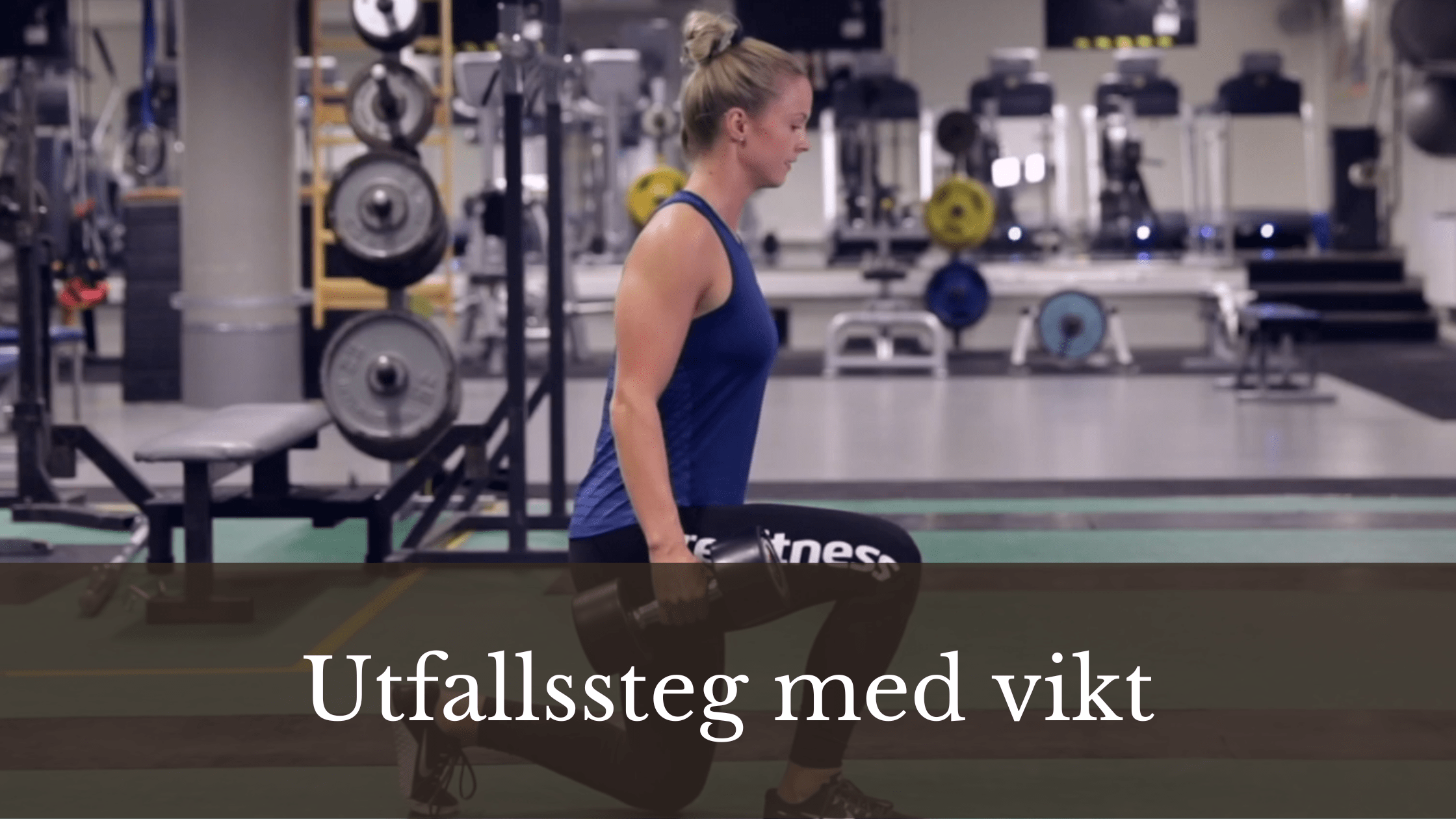 Tjej som utför utfallssteg med vikt