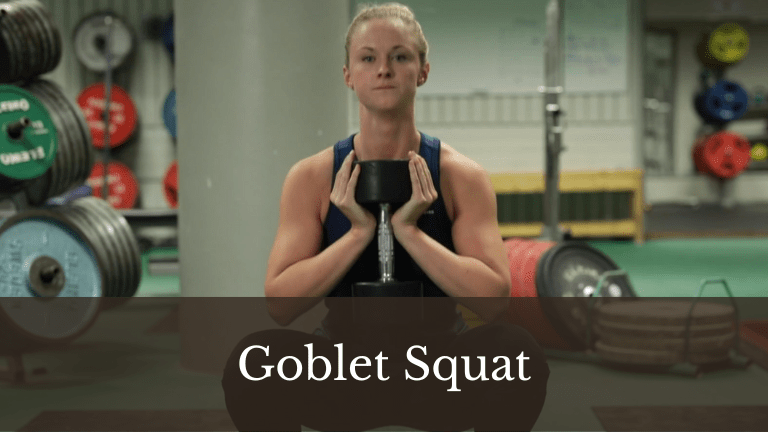 Kvinna utför goblet squat i gym