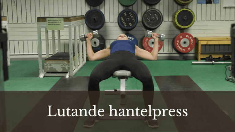 Kvinna utför lutande hantelpress