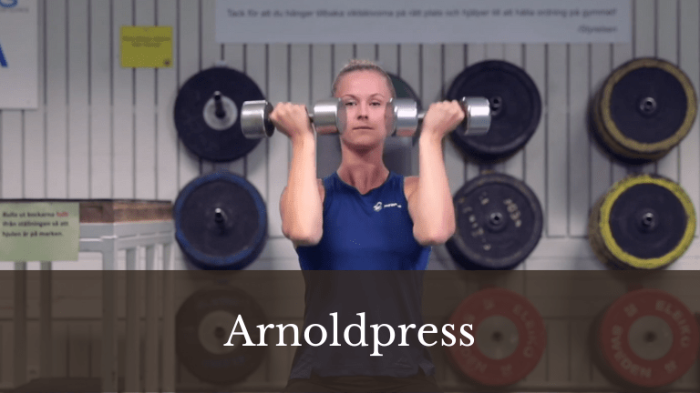 Kvinna som utför arnoldpress med hantlar