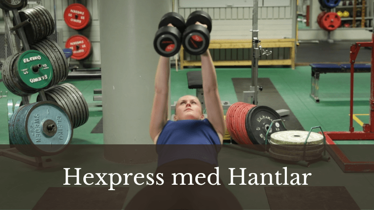 Kvinna utför hexpress med hantlar i gymmet