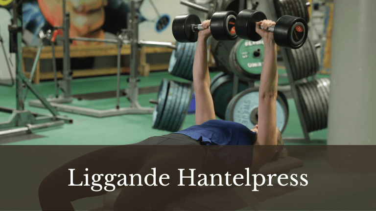 Kvinna utför liggande hantelpress med hantlar