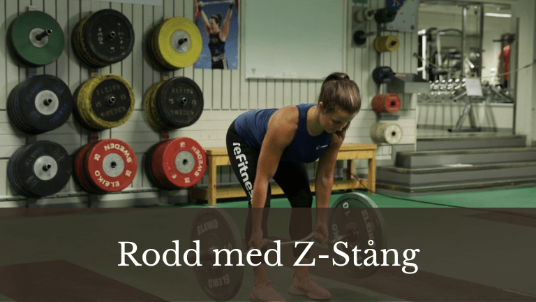 Kvinna utför rodd med Z-stång i gym