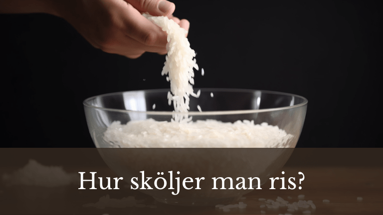 En person sköljer ris i en stor skål fylld med vatten