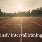 En tom sprintbana i dagsljus, redo för HIIT-träning.